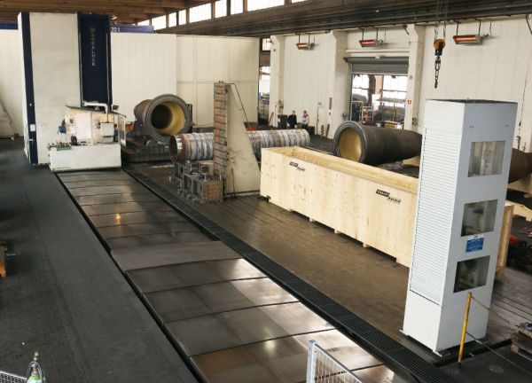 Das 2010 in Betrieb genommene Großbohrwerk ist in einem eigenen Hallentrakt untergebracht. Darauf können Großteile mit Längen von bis zu 24 m und Höhen von bis zu 6 m sowie Gewichten von bis zu 100 t bearbeitet werden.