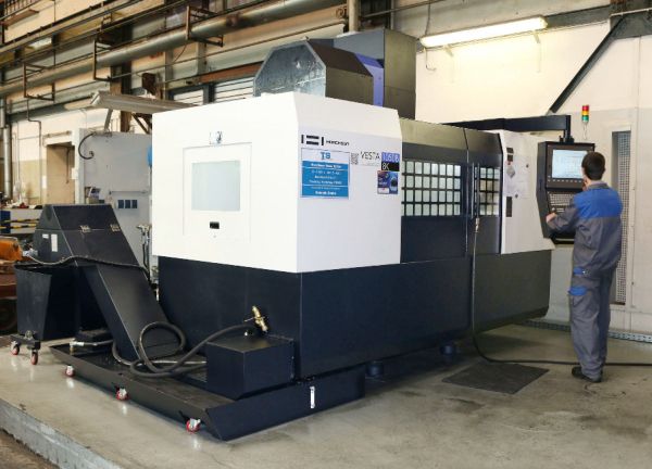 Die Hwacheon VESTA-1050B wurde vom Hersteller speziell für die Schwerzerspanung ausgelegt und bietet zähe, hochfeste Flachführungen in allen Achsen für hohe Präzision und beste Arbeitsergebnisse.