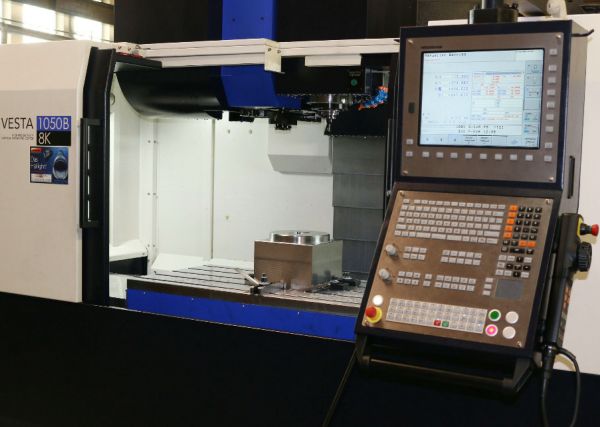 Auf dem 1.150 x 600 mm großen Maschinentisch der Hwacheon VESTA-1050B können dank der guten Zugänglichkeit des Arbeitsraums auch großvolumige Werkstücke problemlos aufgespannt werden.