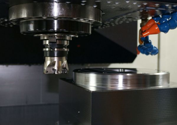 Bei dieser Adapterplatte für Bohrgestänge wird die Passung 220 h6 am Bolzen mit einer Toleranz von 0/-0,029 mm in nur zwei Arbeitsschritten erzeugt.